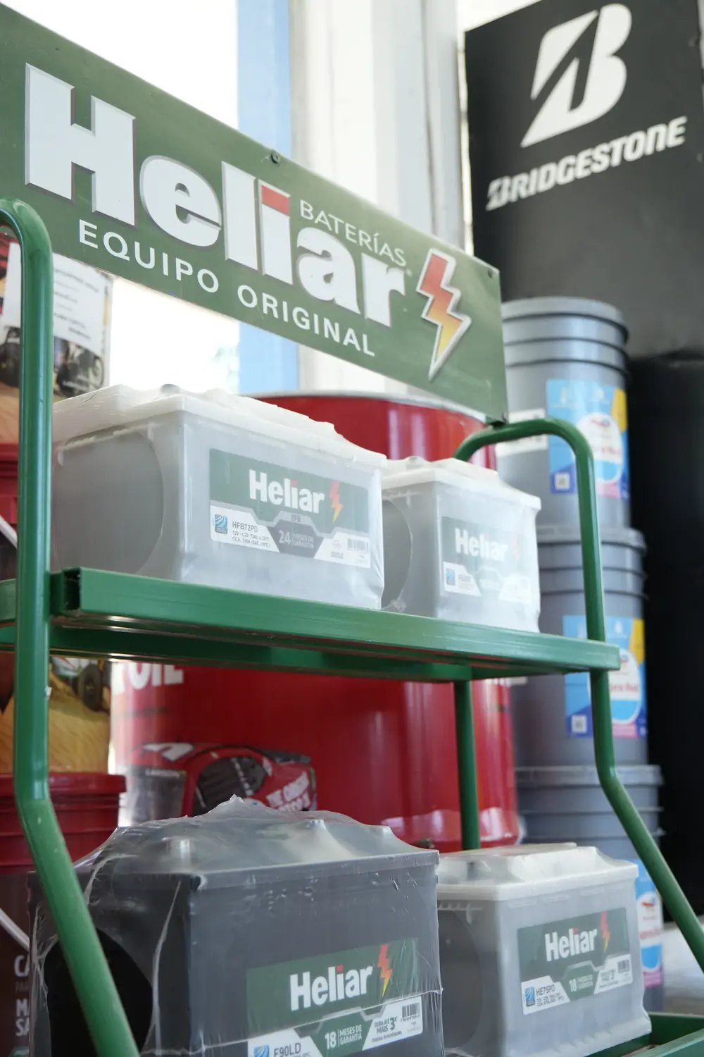 Baterías Heliar exhibidas en el local