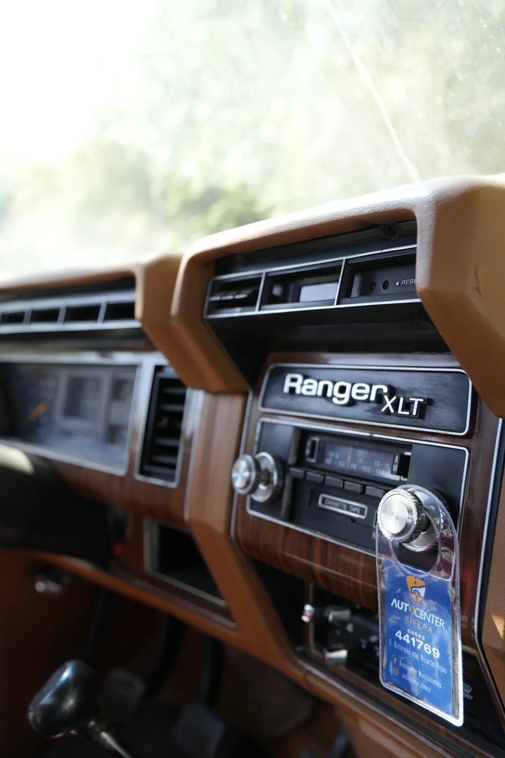 Interior de una pickup clásica en el taller